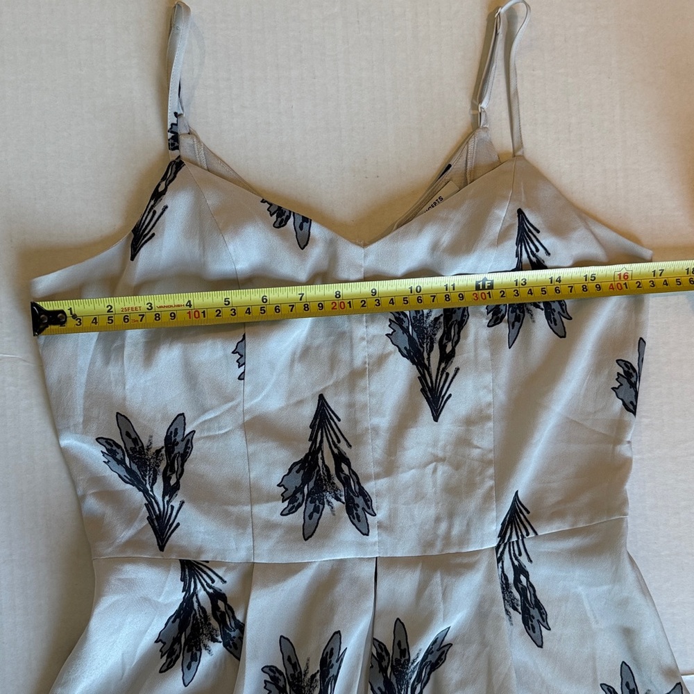 COLLECTIVE CONCEPTS Blue & White Floral Ruffle Tank Top Size Medium - Picture 7 of 9